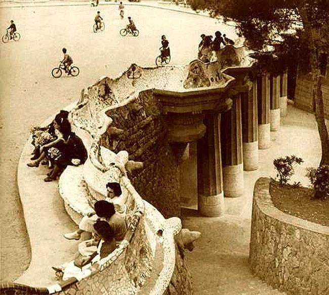  Parc Güell historia y secretos banco en blanco y negro 