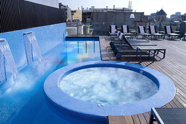 hotel axel terraza y piscina 