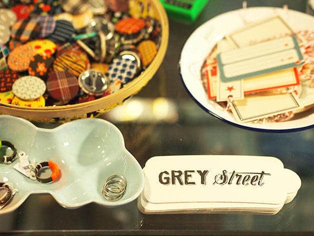 grey street detalles (anillos y etiquetas)