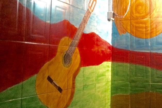 Mariatchi mural fresco: guitarra