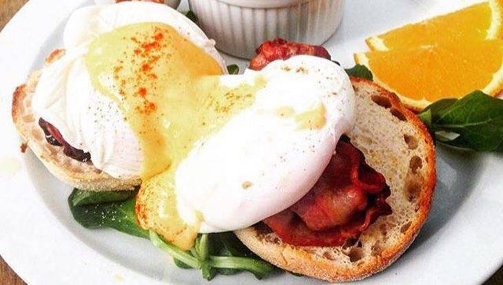 brunch Avenue huevos benedict