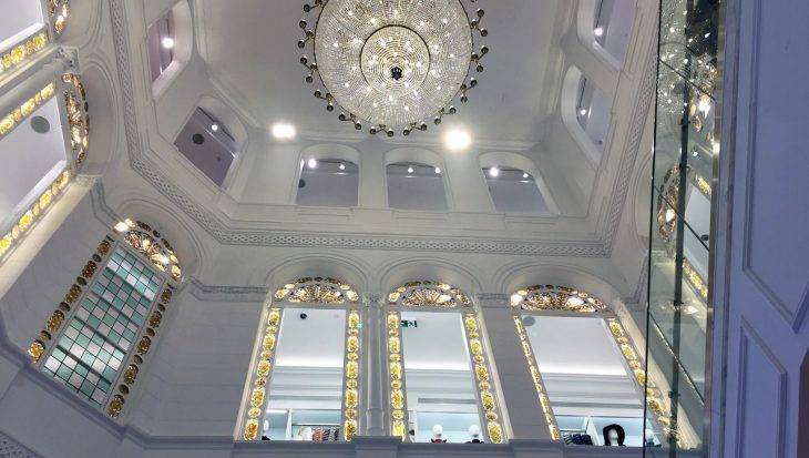 uniqlo en barcelona escalera