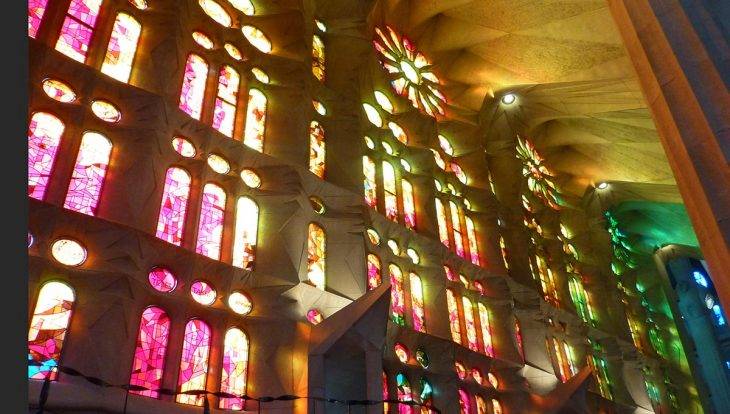 vitraux aux couleurs rouges et orange de la Sagrada Familia