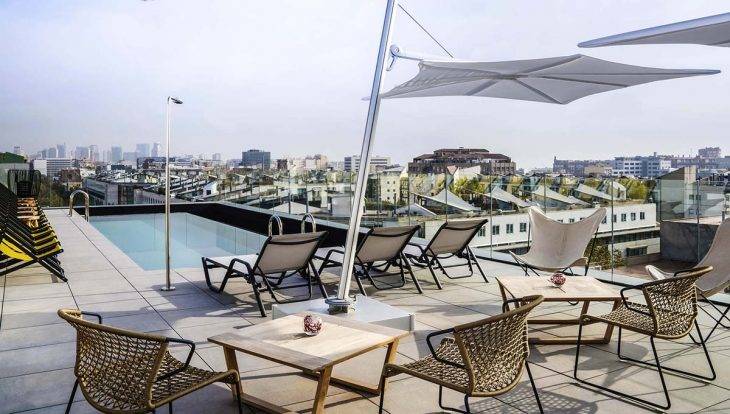 piscina y terraza del hotel Ibis style de barcelona