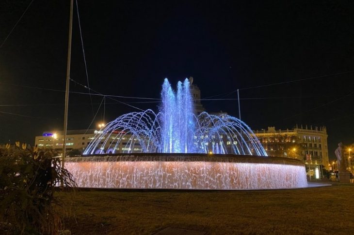 fuente plaza catalunya de noche